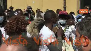 Il minuto di silenzio per i morti sul lavoro alla protesta dei braccianti di Montecitorio