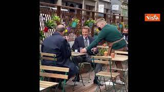 Macron e il premier Castex bevono un caffè al bar nel giorno delle riaperture in Francia