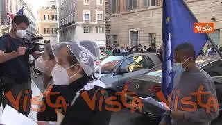 Tra il sacro… e le macchine di scorta, la processione di Sant’Ivo a San Luigi dei Francesi