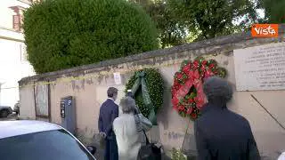 Il ministro Orlando depone una corona di fiori sul luogo dell'omicidio di Massimo D'Antona