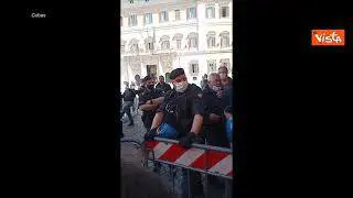 "Mario Draghi a testa in giù", accesa protesta dei Cobas a Montecitorio