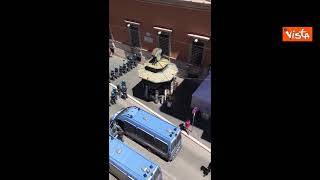 Corteo dei Cobas verso Montecitorio, la Polizia schierata con le camionette per evitare disordini