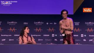 I Maneskin si innaffiano di champagne durante la conferenza stampa dopo la vittoria all'Eurovision