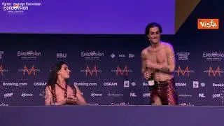 I Maneskin si innaffiano di champagne durante la conferenza stampa dopo la vittoria all'Eurovision