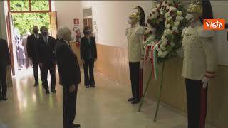 Il Presidente Sergio Mattarella depone una corona alla lapide dei caduti nelle Stragi