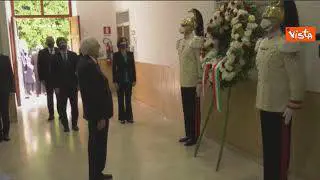 Il Presidente Sergio Mattarella depone una corona alla lapide dei caduti nelle Stragi