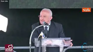 De Luca: "Lavoro per i giovani non bonus, quelli al massimo servono per una vacanza a Palinuro"