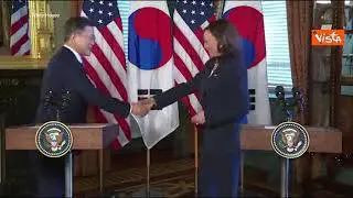 Kamala Harris si pulisce la mano dopo averla stretta al presidente della Corea del Sud Moon Jae-In