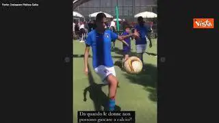 Melissa Satta palleggia su Instagram: "Chi dice che le donne non possono giocare a calcio?"