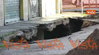 Roma sprofonda, a Tor Pignattara i lavori dopo il cedimento che ha inghiottito due macchine