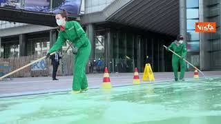 Greenpeace colora di verde l'ingresso del Parlamento europeo