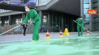 Greenpeace colora di verde l'ingresso del Parlamento europeo