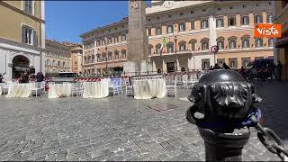 Tavoli imbanditi e sposi in abiti nuziali per il flashmob del settore wedding a Montecitorio