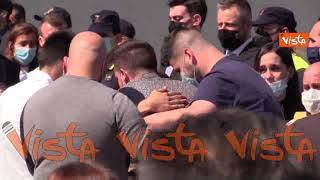 "Ce li hanno ammazzati”, rabbia e applausi ai funerali di Alessandro e Silvia all’uscita dei feretri