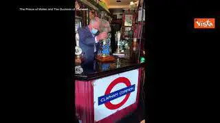 Il principe Carlo spilla e beve una birra in un pub londinese con Camilla