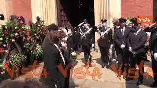 L’uscita del feretro di Carla Fracci dalla chiesa di San Marco sulle note della Traviata