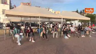 "Johnson Happy Hour" a Pozzuoli il vaccino per la fascia 18-29 è vista mare