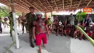 Bolsonaro visita comunità Yanomami e promette: "Basta con estrazione mineraria dalle vostre terre"