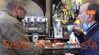 Nuove riaperture, anche a Milano si torna a bere il caffè al bancone del bar. Le immagini