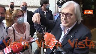 Sgarbi mostra il rosario regalato da Salvini al termine del vertice del centrodestra