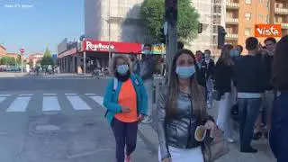 In migliaia in fila per l'open day dei vaccini a Bologna