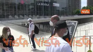 Il Presidente Zingaretti regala ai maturandi che si vaccinano una copia della Costituzione