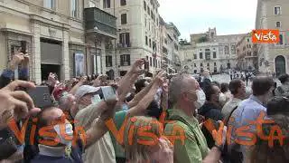 2 giugno, a Piazza Venezia la folla canta l’inno nazionale durante la cerimonia