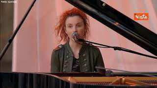 Frida Bollani canta "La cura" di Battiato, l'omaggio all'artista alla cerimonia per il 2 giugno