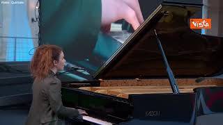 Frida Bollani canta "Caruso", l'omaggio a Lucio Dalla durante la cerimonia per il 2 giugno