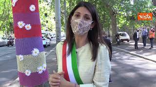 Raggi inaugura l’albero per Rino Gaetano a Roma: “Omaggio che rappresenta il suo spirito”