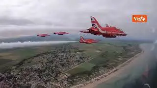 Anniversario sbarco in Normandia, il sorvolo di Ver-sur-Mer della Red Arrows