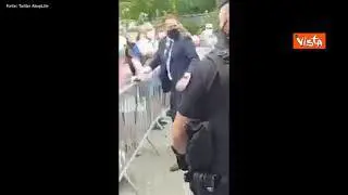 Macron schiaffeggiato tra la folla, arrestate due persone
