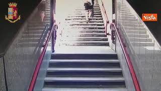 Il pugno, poi le forbici: il raid dei ladri in metropolitana