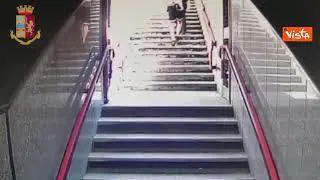 Il pugno, poi le forbici: il raid dei ladri in metropolitana