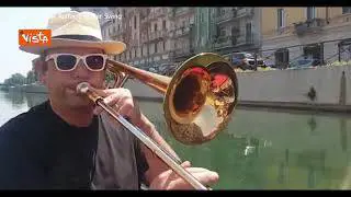Il concerto di Raffaele Kohler in gondola sul Naviglio Grande a Milano