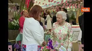 G7, il taglio della torta della Regina Elisabetta con una spada