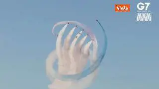 Lo spettacolare volo della Raf Red Arrows per i leader del G7 in Cornovaglia
