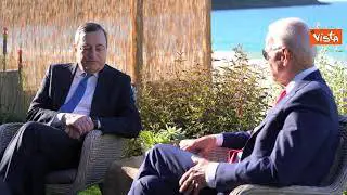 L'incontro tra Draghi e Biden al G7 sulla spiaggia a Corbis Bay