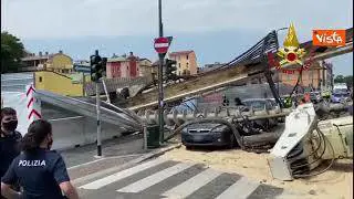 Trivella di un cantiere crolla e sfonda un palazzo a Milano, auto distrutte e tragedia sfiorata