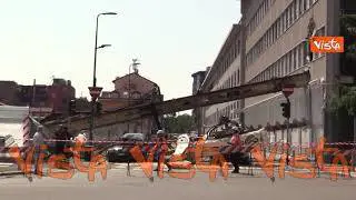 Trivella di 10 metri cade in un cantiere di Milano e si conficca in un palazzo, nessun ferito