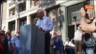 Amministrative Napoli, il primo comizio è di Bassolino, il saluto al pubblico: "Compagni e compagne"
