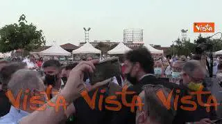 Selfie e cori per Giuseppe Conte. Accolto come una star alla cena elettorale per Virginia Raggi