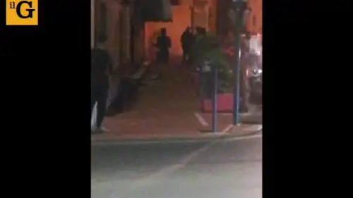 Rissa tra migranti di notte a Ventimiglia, la gente urla: "Basta"