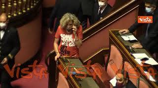 Cirinnà indossa una maglietta Lgbtq+ durante il discorso di Draghi in Senato