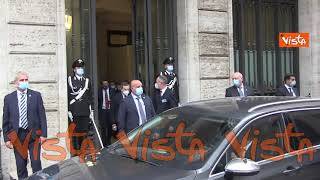 Mario Draghi lascia il Senato, insieme a Matteo Salvini, tra gli applausi della gente