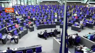 Il lungo applauso del Bundestag per l'ultimo discorso di Angela Merkel