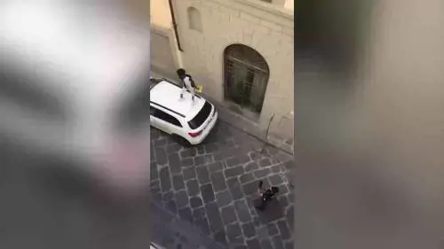 La furia del migrante a Firenze: minaccia gli agenti e poi spacca l'auto