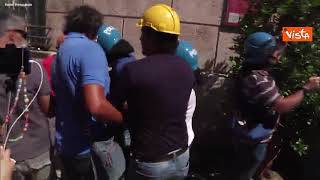 Poliziotto colpito durante manifestazione ex Ilva di Genova, soccorso dagli operai