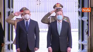 Draghi accoglie presidente Iraq Al-Kadhimi a Palazzo Chigi con picchetto d'onore