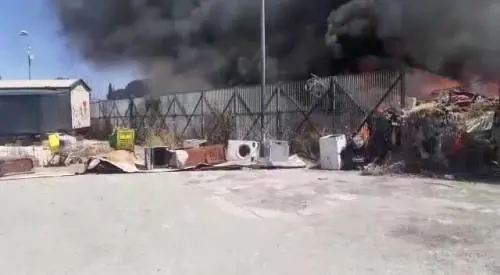 Rifiuti in fiamme nel campo rom di via di Salone